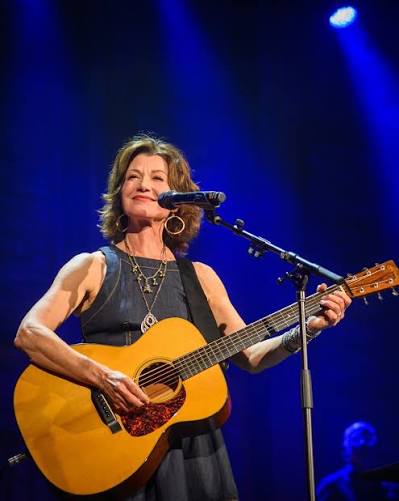 Amy Grant performing on tour